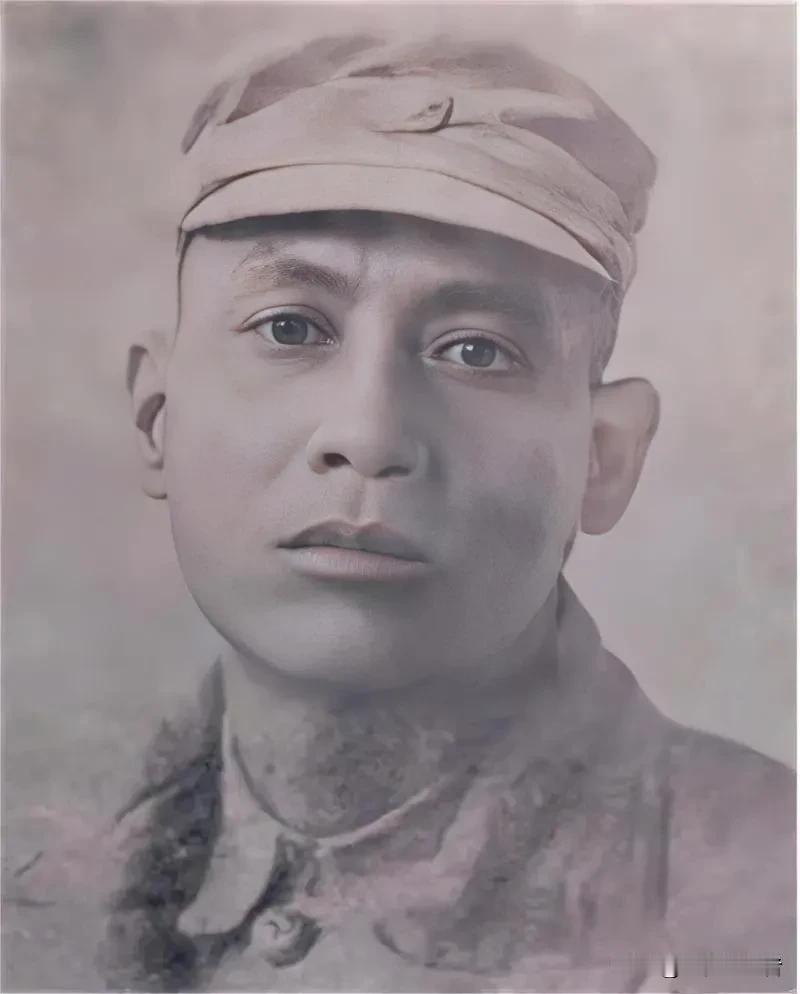 照片中的这位英雄叫莫德宏，1893年生于广西苍梧县的一个贫民家庭。青年时期投奔新