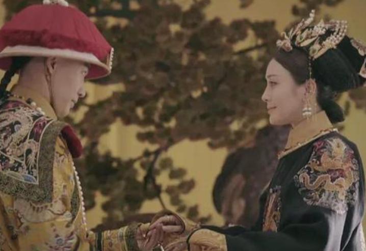 1748年，乾隆2岁嫡子去世，他却带着富察皇后游山玩水，一路爬上了泰山。突然，皇