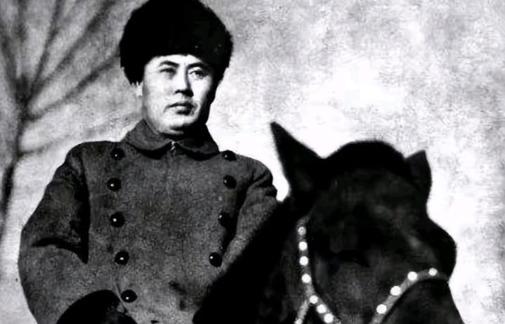 1949年初平津战役大局已定，傅作义为保全北平古城，决意率25万守军和平起义。