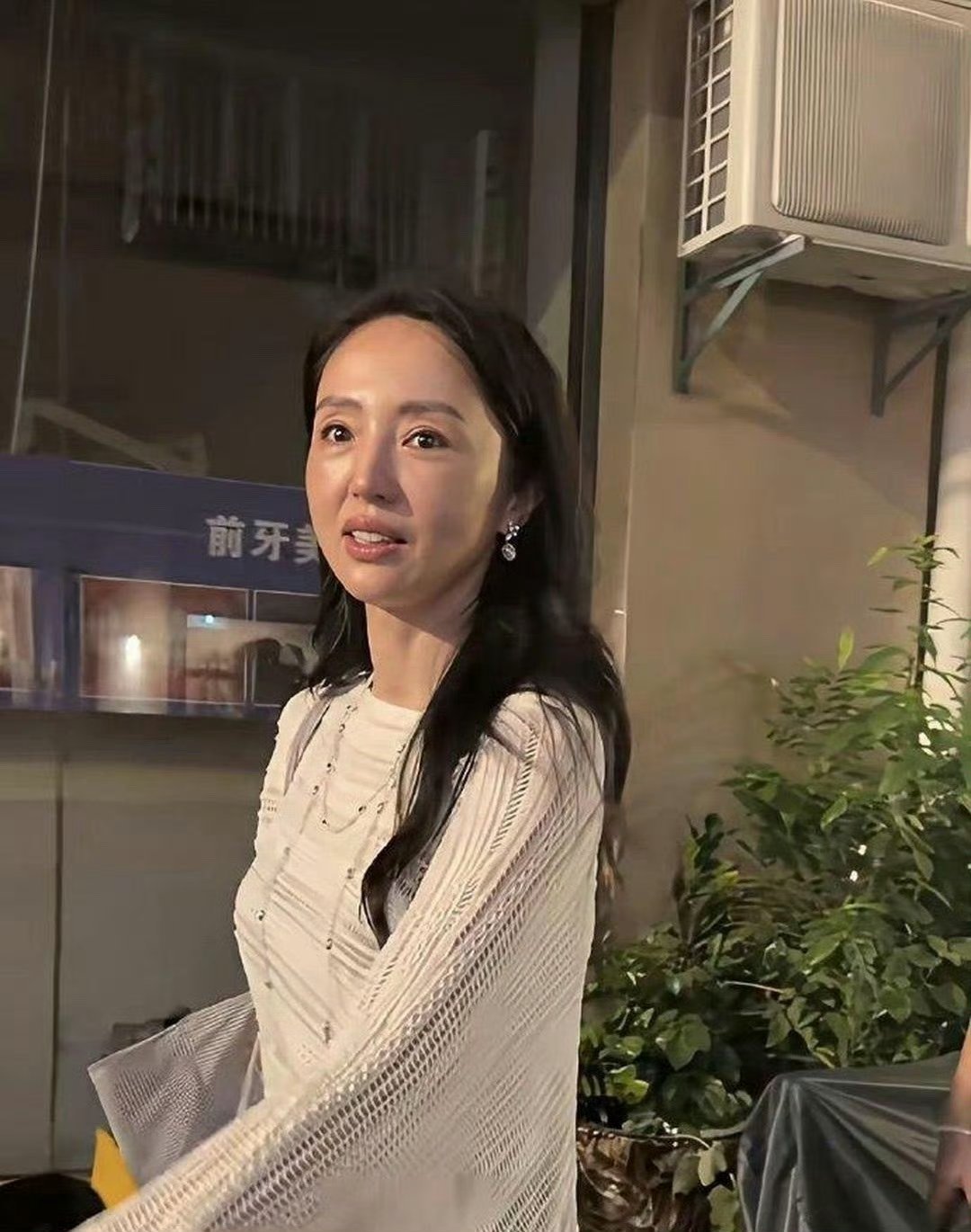 董璇46岁素颜状态1.打破明星“永远年轻”滤镜，把中年女性真实样貌摆在大众面前，