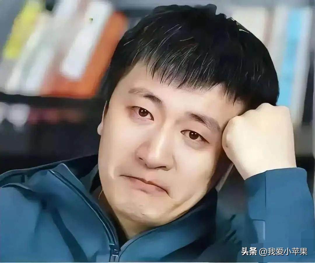 张雪峰的母亲曾经跟邻居说过这样一件事：张雪峰认过一块石头做“干娘”。
张雪峰出生