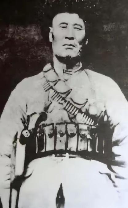 1949年，解放军在追击马家军残匪时，司号员杨孝忠打死了一个与众不同的匪徒，战友