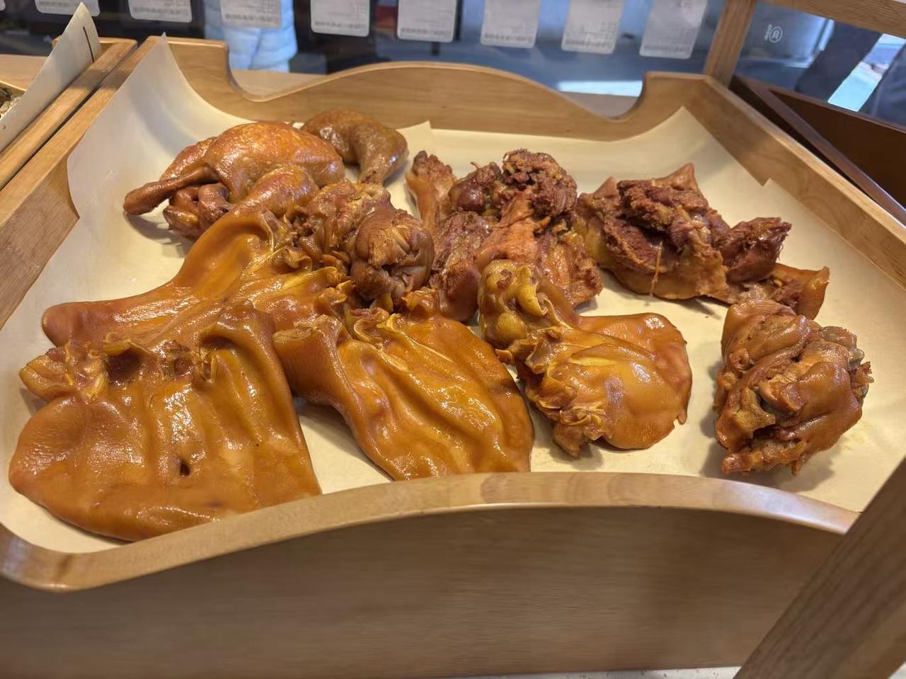 晒出你的本地生活燕郊福成三期门口，新开一家熟食店，生意兴隆。