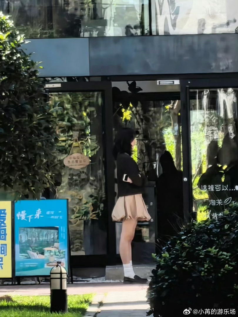 北京街头偶遇孙千原来在北京真的可以随机偶遇到Flora🍑羡慕每一个偶遇孙千的人