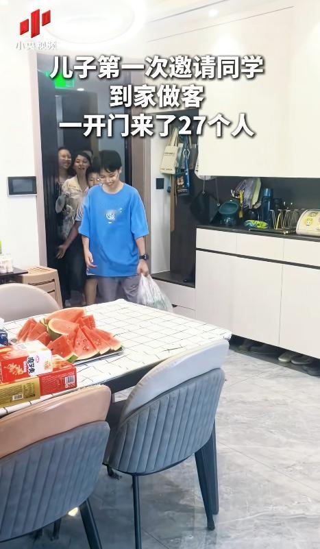贵州一名男孩跟妈妈说想请同学到家里吃饭，妈妈原本估计最多也就十来个人，没想到当天