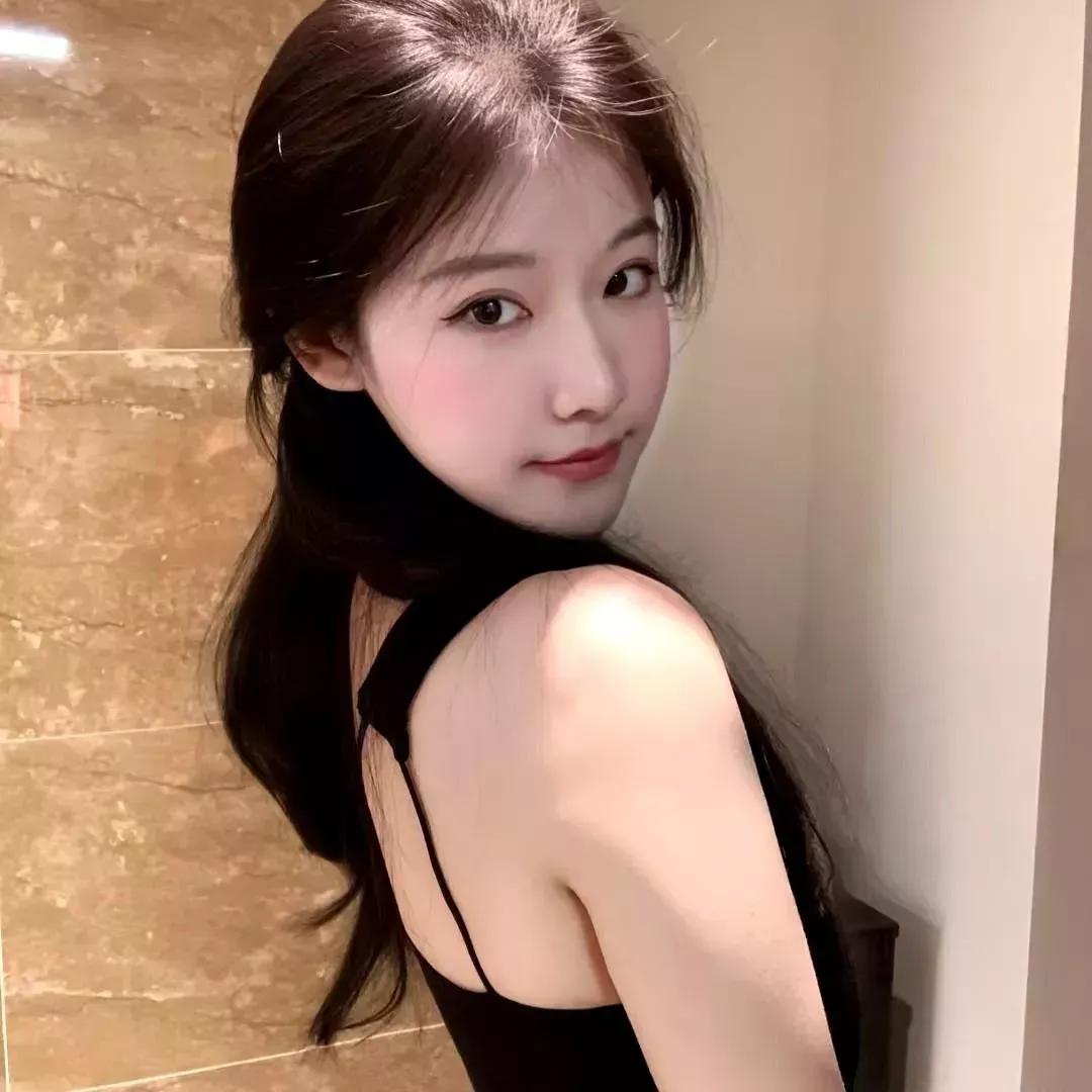 温柔优雅的侧颜，低调的黑色上衣，尽显女性魅力抹胸黑裙照 简约黑装女神范 黑色穿搭