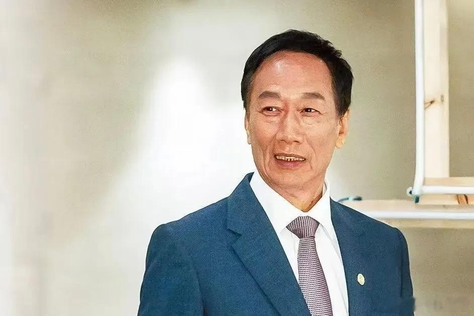 郭台铭，重回首富宝座 曾经放言“给大陆赏饭吃”的郭台铭，如今再次被大陆资本市场推