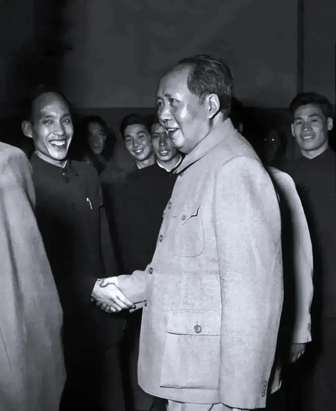 毛主席：“牢骚太盛防肠断，风物长宜放眼量！”