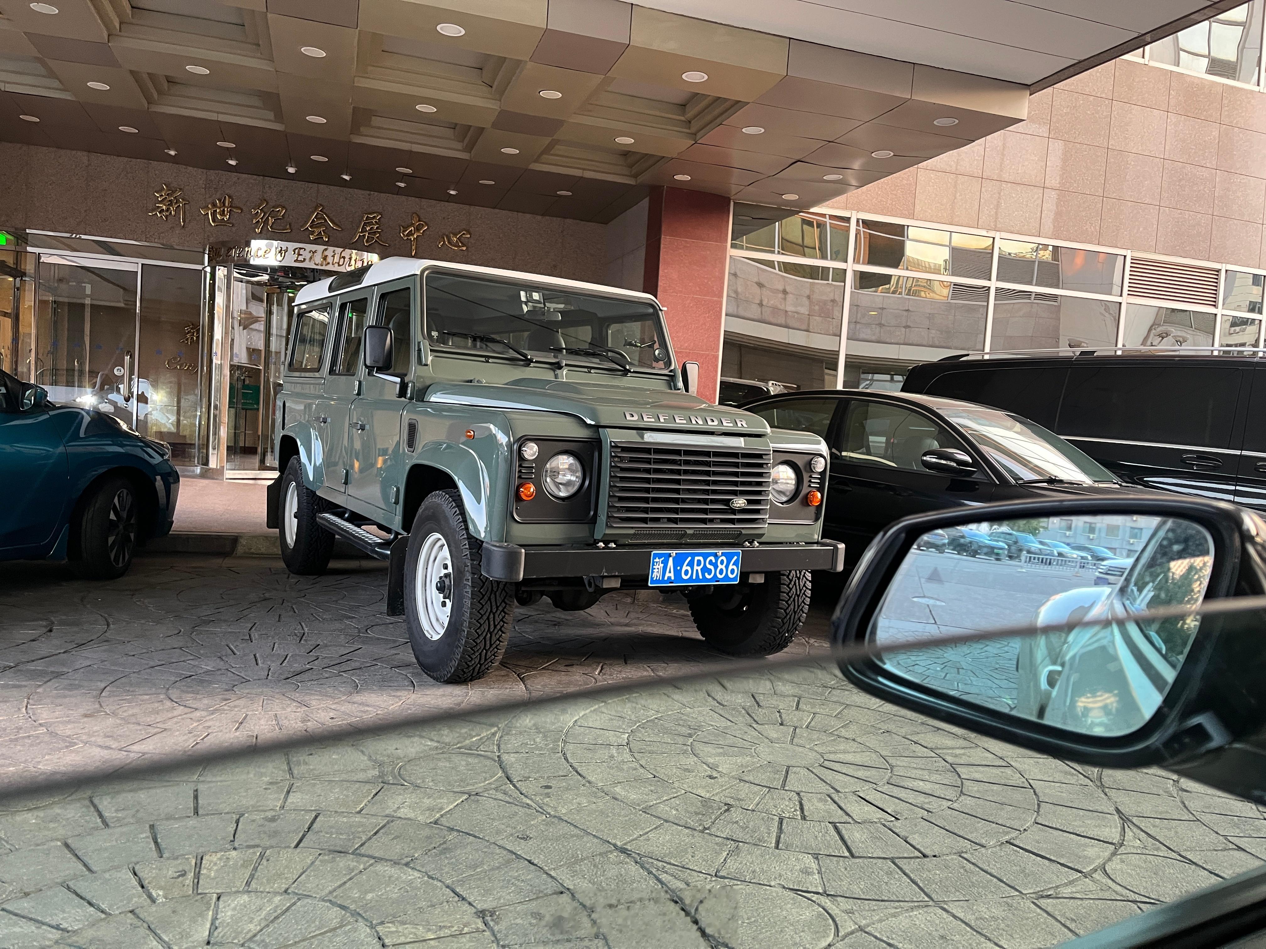 出门遇到个稀奇东西，果然还是上代卫士有气场 ​​​