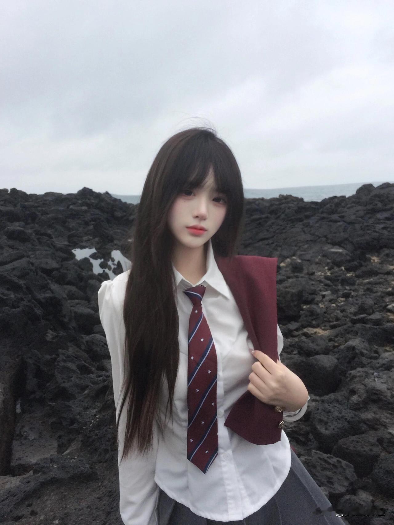 校园风少女，黑岩背景下的清新穿搭