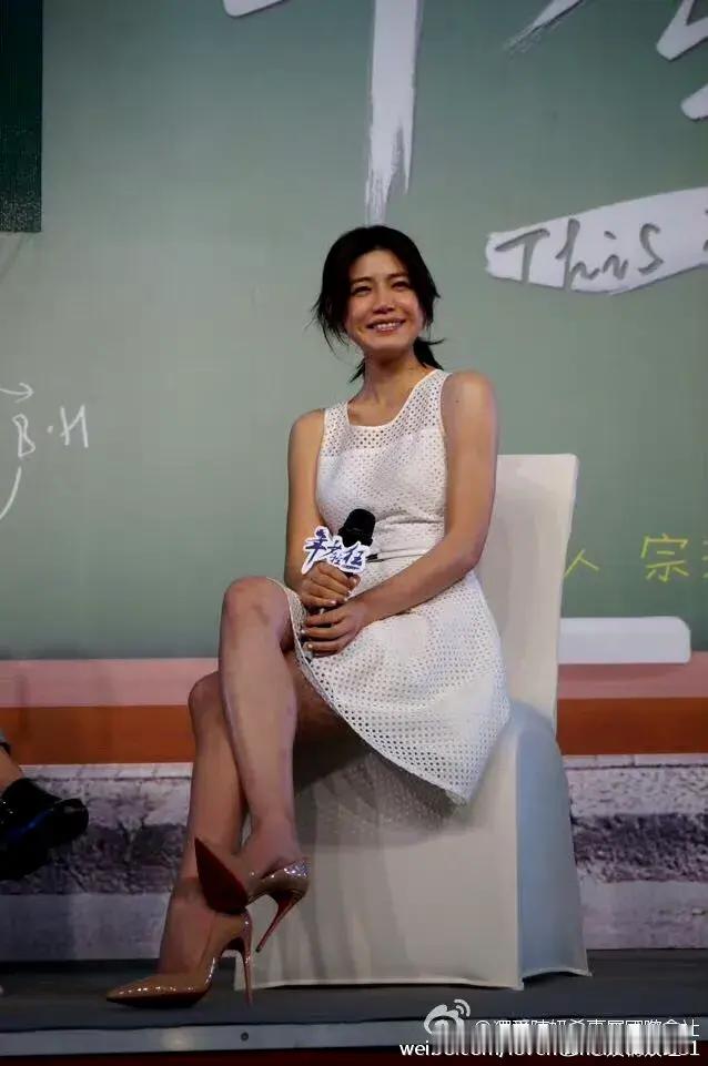 陈妍希在美国留学时“学坏了”，开始变得开放许多，穿着这么短的裙子，还敢跷二郎腿？