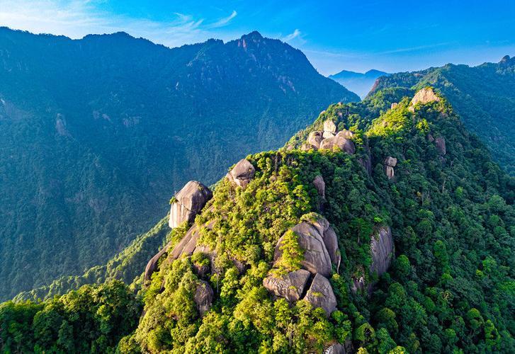 德兴市，位于江西省的东北角，是一片山水交融、文化底蕴深厚的土地。这座城市不仅以其