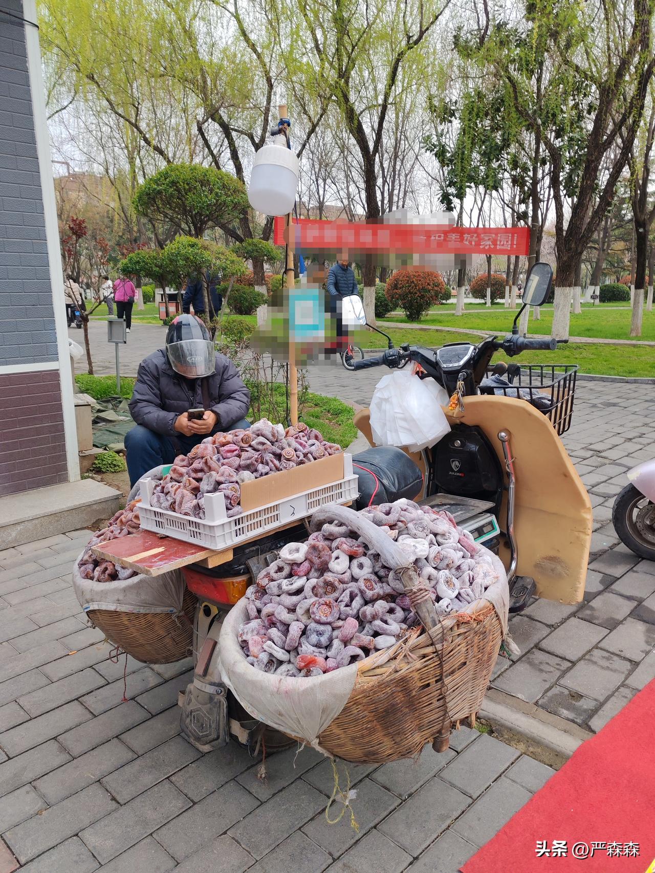 柿饼儿打了骨折价
3月16日，坐标西安。今日路过北郊的一处早市，又见到卖柿饼的，