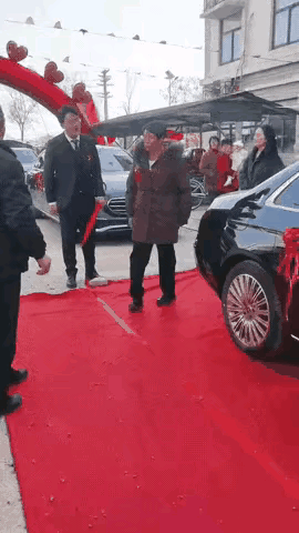 儿子娶媳妇了，婆婆手里拿着一沓子钱，这大概就是下车费吧，如果不拿这笔钱，新娘子是