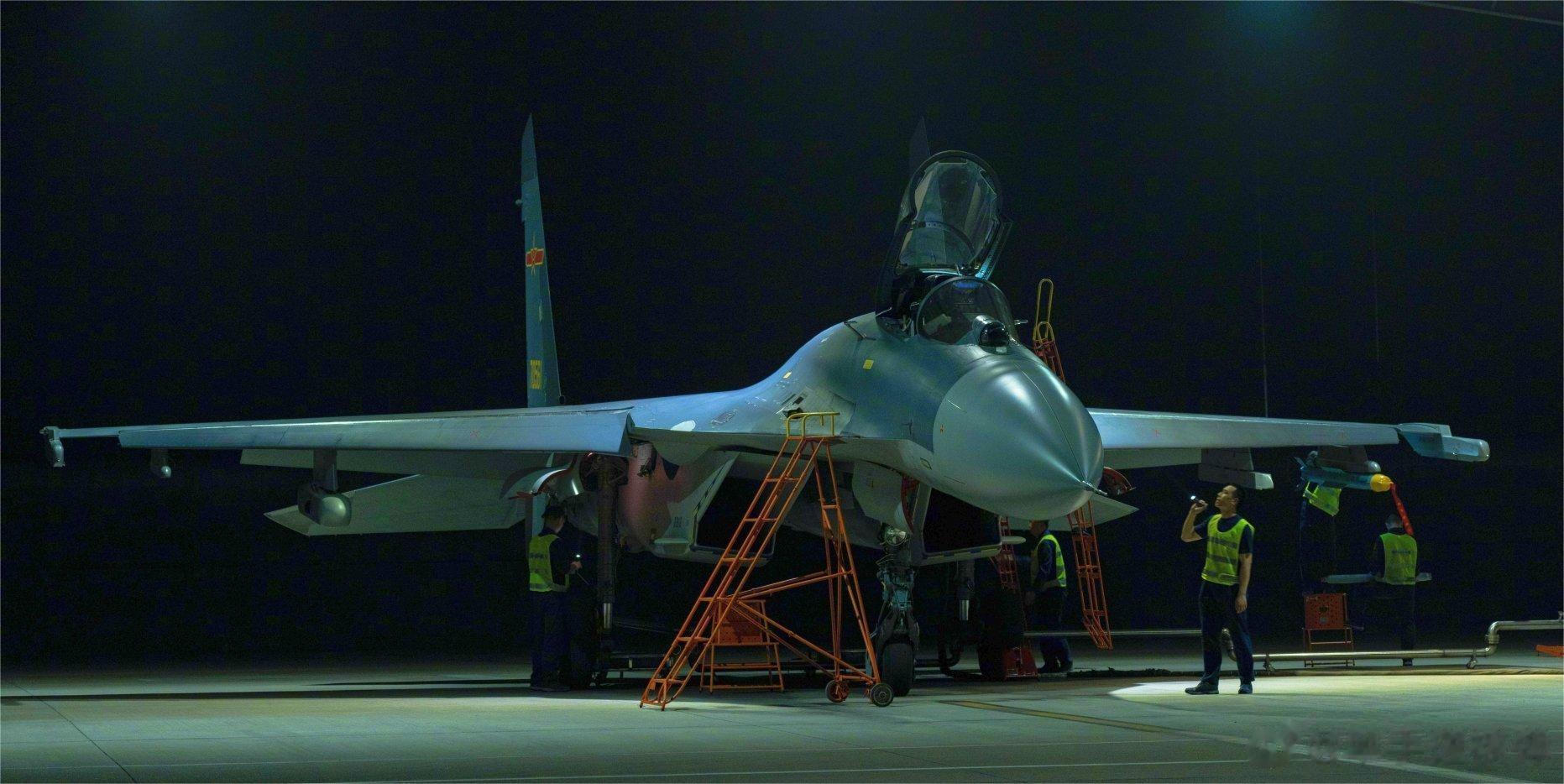 歼-11B：现在不挂个电战吊舱，都不好意思出门了……[并不简单]#武器装备# ​