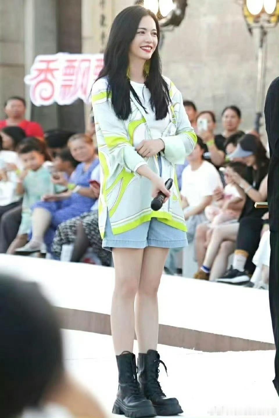 在本期#花儿绽放# 中，姚晨展现了自己的超绝“爆改”实力，不仅手法专业，而且整个