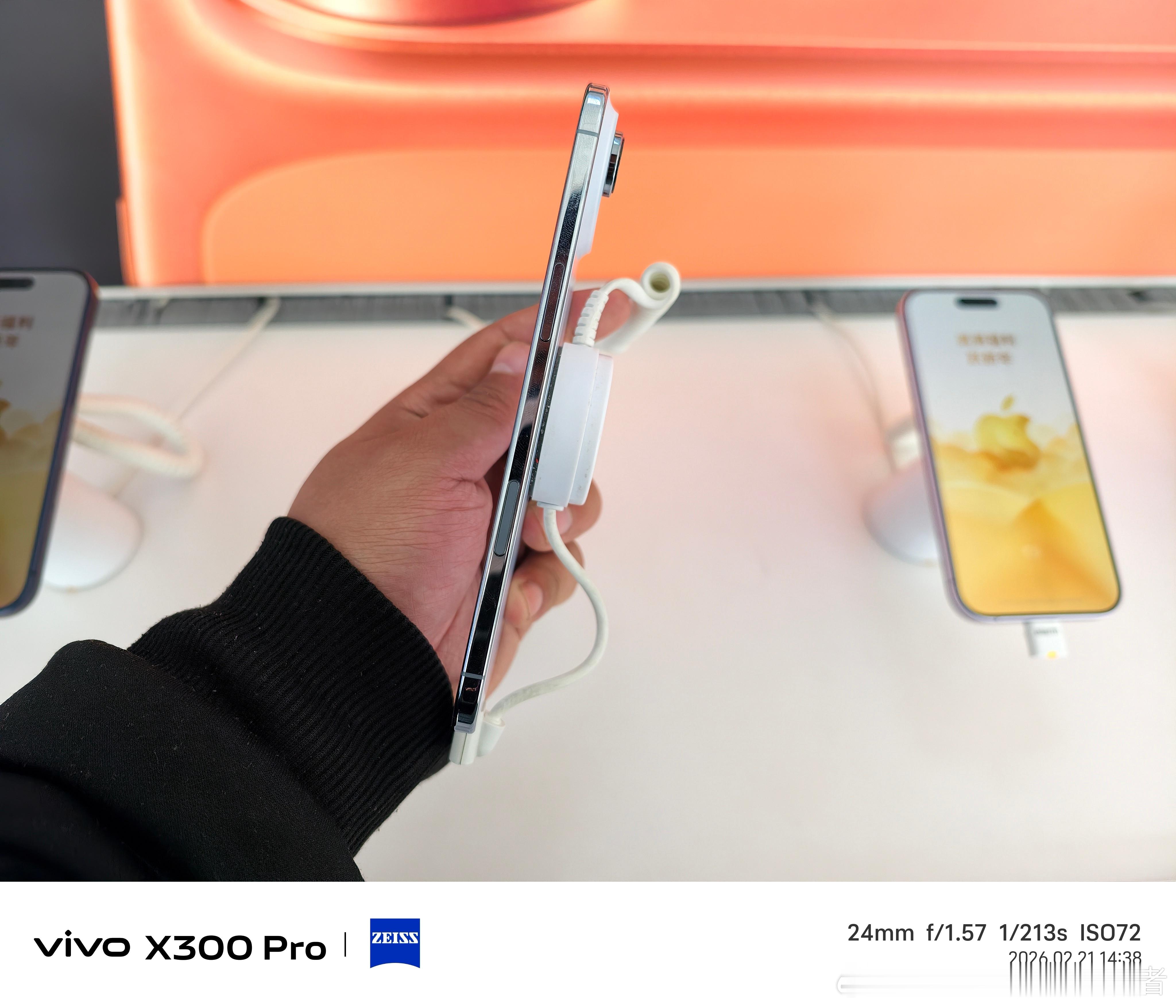第一次见到iPhone Air真机，确实很轻薄，质感不错。可是，除了轻薄机身好像