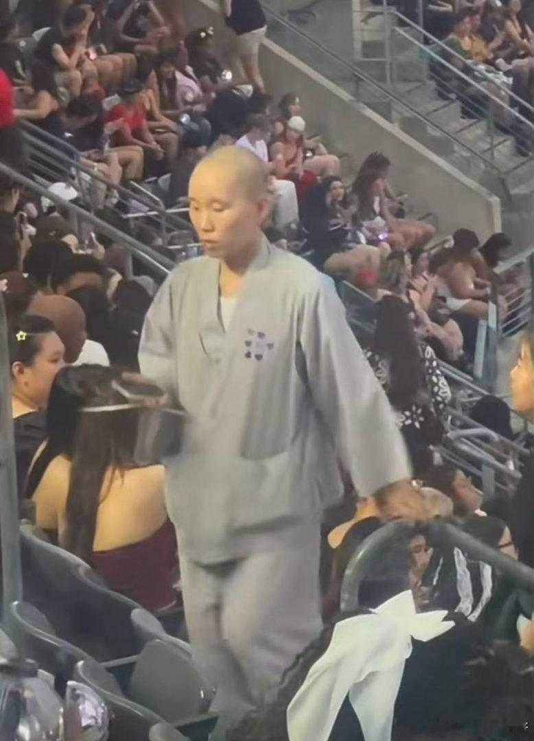 尼姑也看BTS 看破红尘却没躲过防弹舞台，一边静心修行，一边为七位少年奔赴演唱会