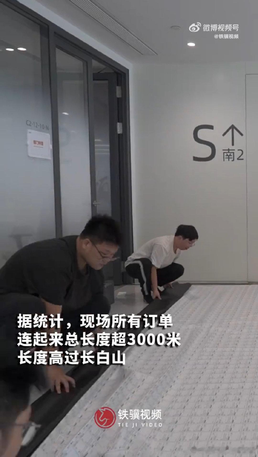 #发疯式条幅拿下吉尼斯纪录#能够拿下吉尼斯纪录是多么厉害而又值得炫耀的一件事情呢