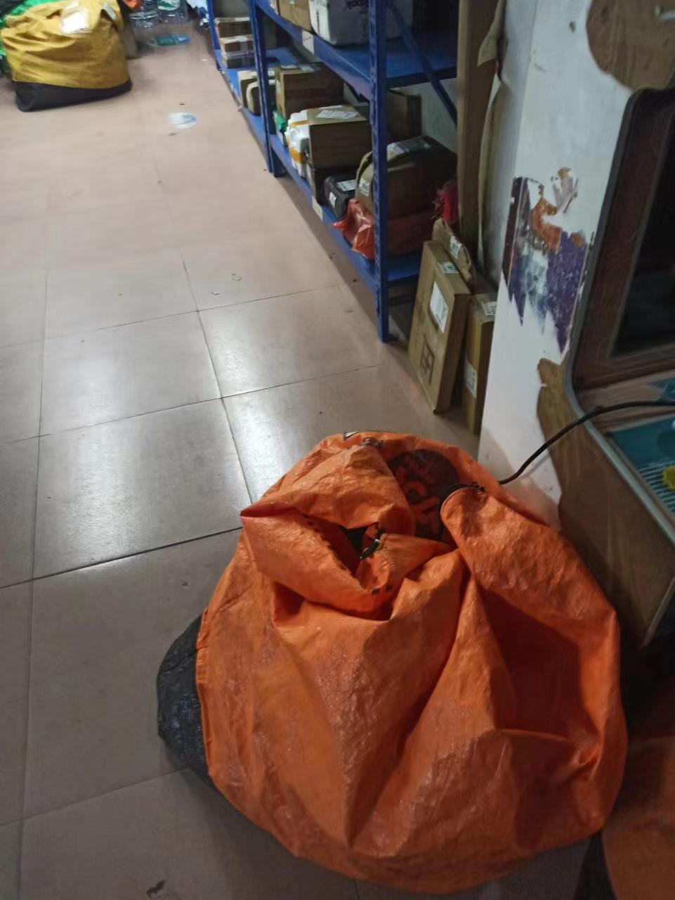 现在的快递驿站真是妖风多，18万接手了一个菜鸟驿站，今年快递都跑掉了。

小区里