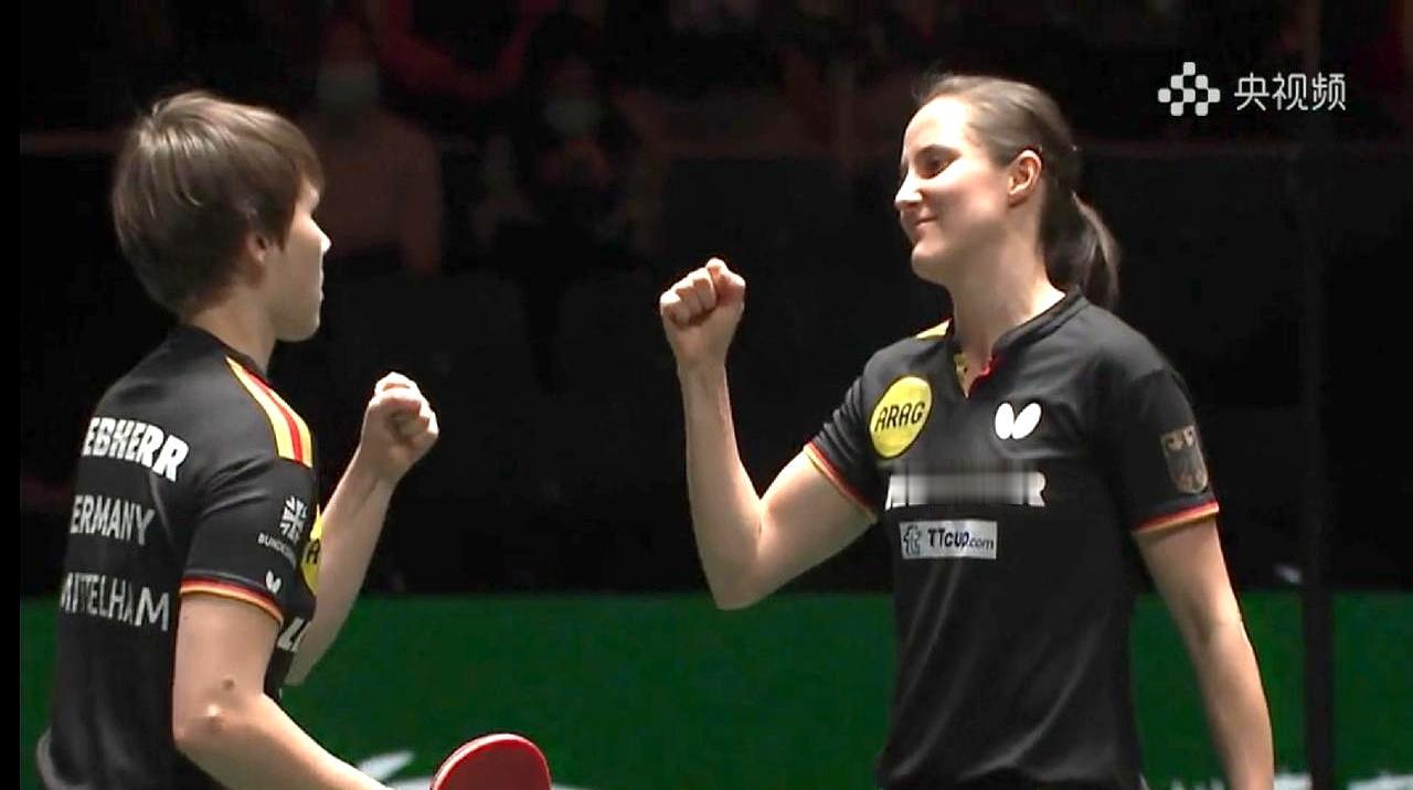 瑞典队竟然翻车输给了德国，但这瓜保熟的重点不在比分，而是那个拿着六边形球拍的“莫