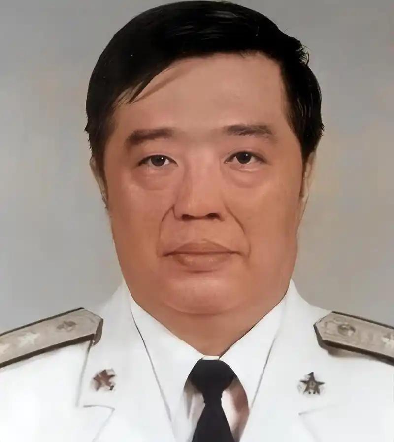 1963年，贺龙的独子贺鹏飞面临人生的重要关口——高考。作为贺龙的儿子，贺鹏飞自