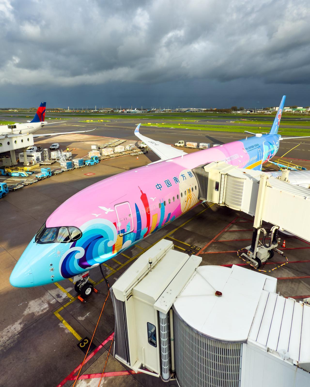 日前，中国南方航空一架“活力湾区号”空客A350在阿姆斯特丹史基浦机场降落。“活