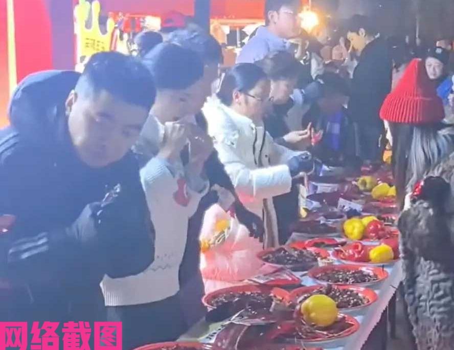 重庆有景区跨年举办一次吃辣比赛。

结果让人没有想到是，一位新疆游客获得了最后的