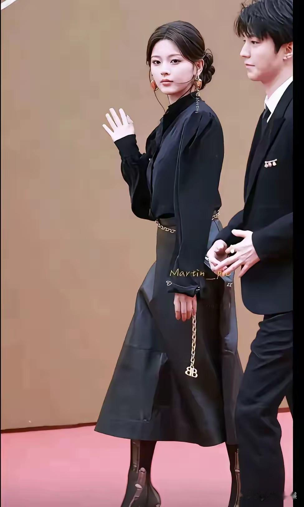 女孩身材太消瘦了，感觉有些弱不禁风，红楼梦虽所说的弱柳扶风，大概就是这种感觉！个