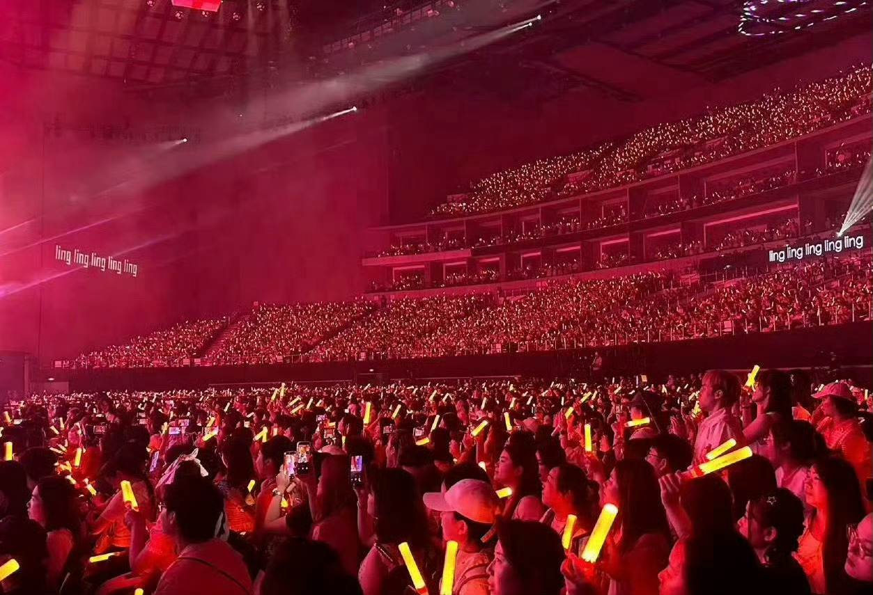 谢娜演唱会上座率 谢娜这个上座率有点凶！请了这么多嘉宾...我好奇唱了几首歌？该