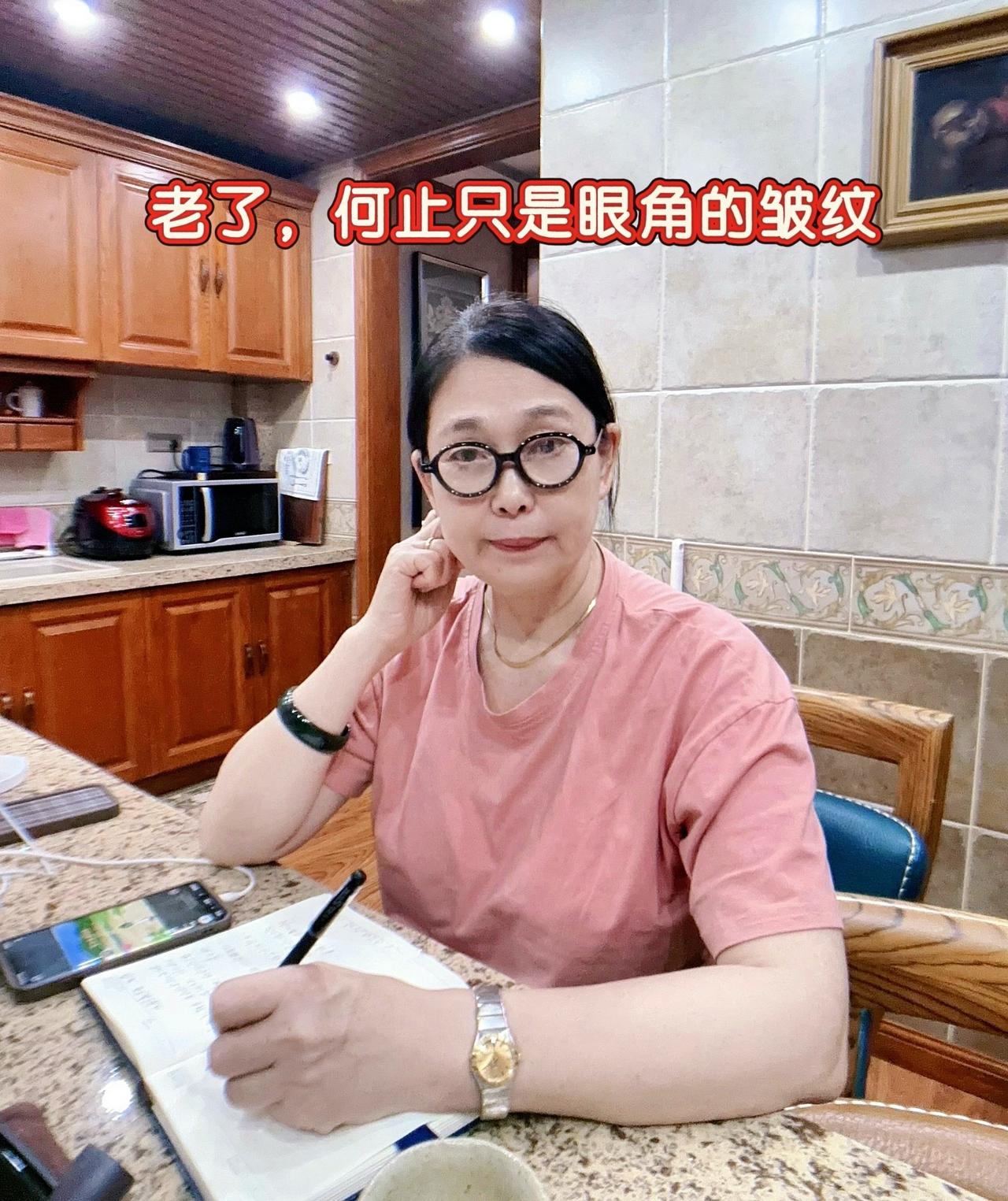人渐老，岂止眼角生纹。
三千七百个日夜走过，眼前只剩独影一人。

茶如故，壶依然
