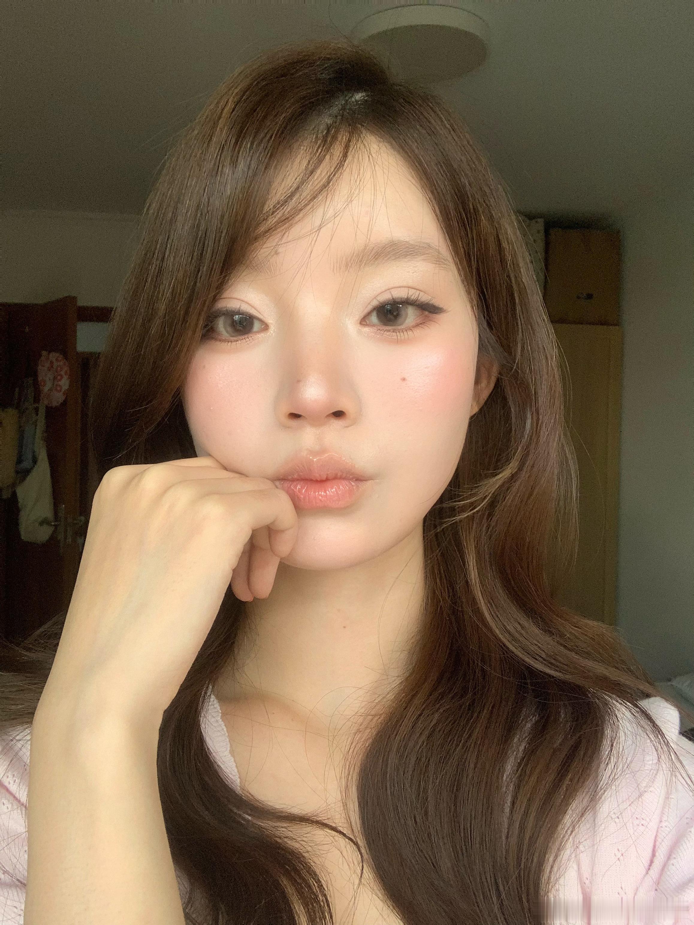 本来想录一天吃什么的 结果画了个妆臭美到现在还没吃上饭～……