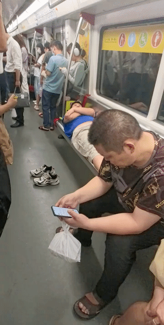 真是只要自己不尴尬，那么尴尬的就是别人！
男子乘地铁，硬是把地铁坐成了“火车卧铺