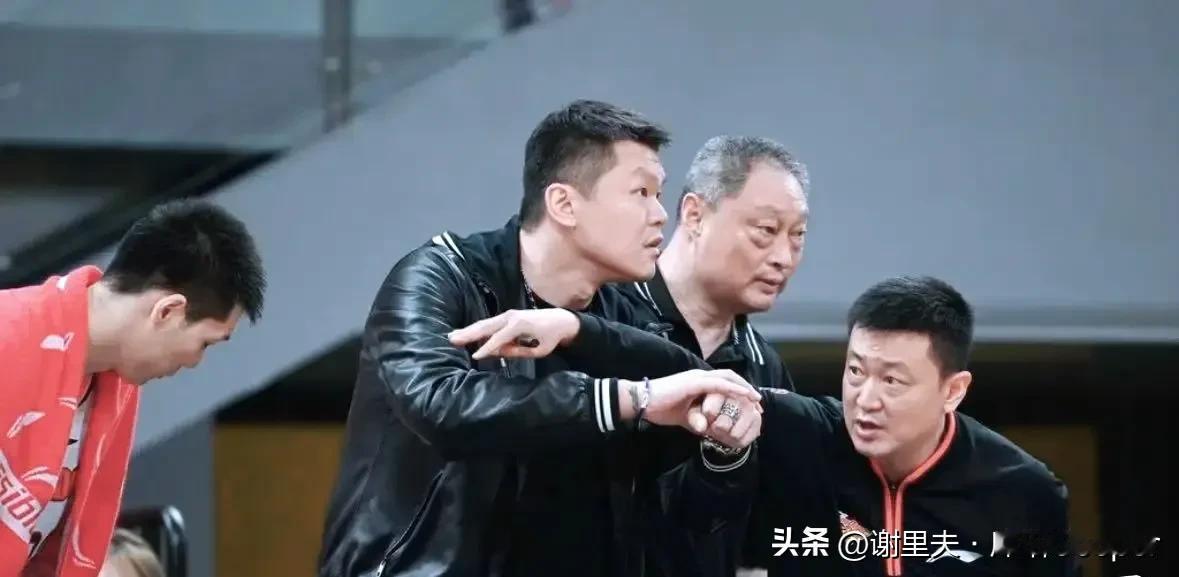 广东大胜广厦晋级，朱芳雨却笑不出来，折损二飞的代价太大，杜锋难了，别看被淘汰出局