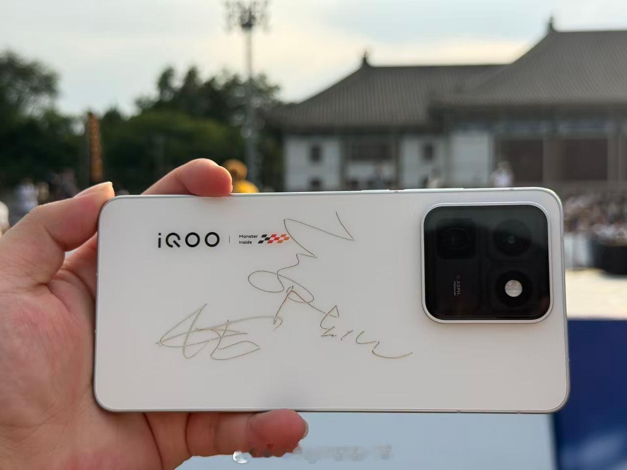 郭艾伦只签iQOO手机NBA那没办法，iQOO包有牌面的。拥有全世界独一无二的i