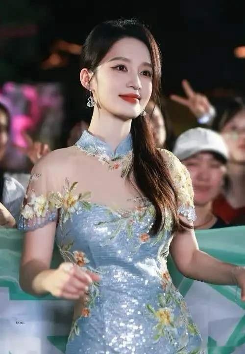 1.李沁是那种看似不红，但是每年都稳定有戏拍的，而且什么类型都可以，不抗剧，但也