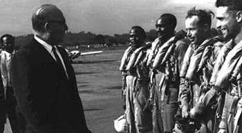 1981年8月7日，以色列8架F-16战斗机在6架F-15的掩护下长途跋涉110