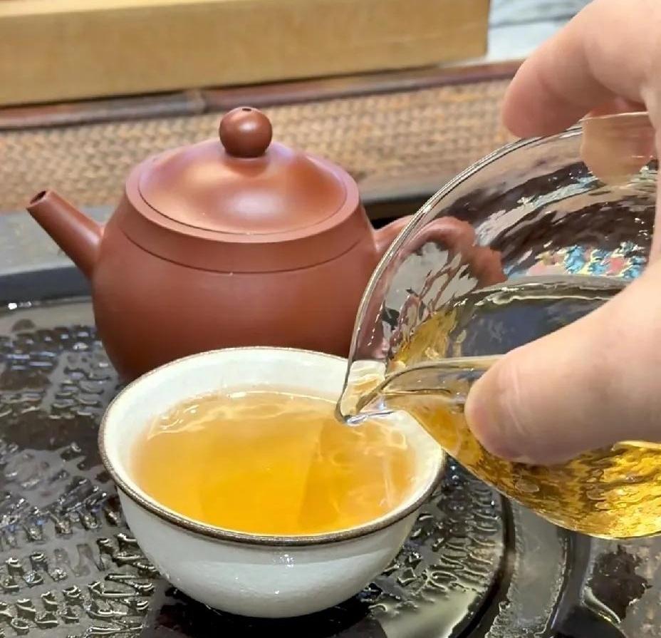 一到秋冬，十个喝茶人九个还在猛灌绿茶，结果手脚越喝越冰，胃也跟着闹脾气。真正会养