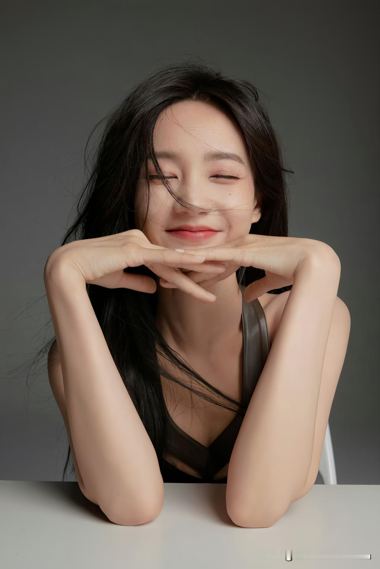 李一桐：闭眼浅笑，发丝轻扬的温柔瞬间