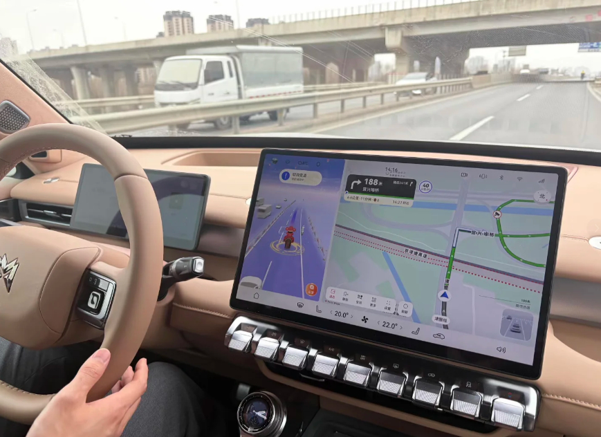 汽车 去线下尝试了猛士M817，感觉这车非常的给力全程智驾稳如老狗，完全不用担心