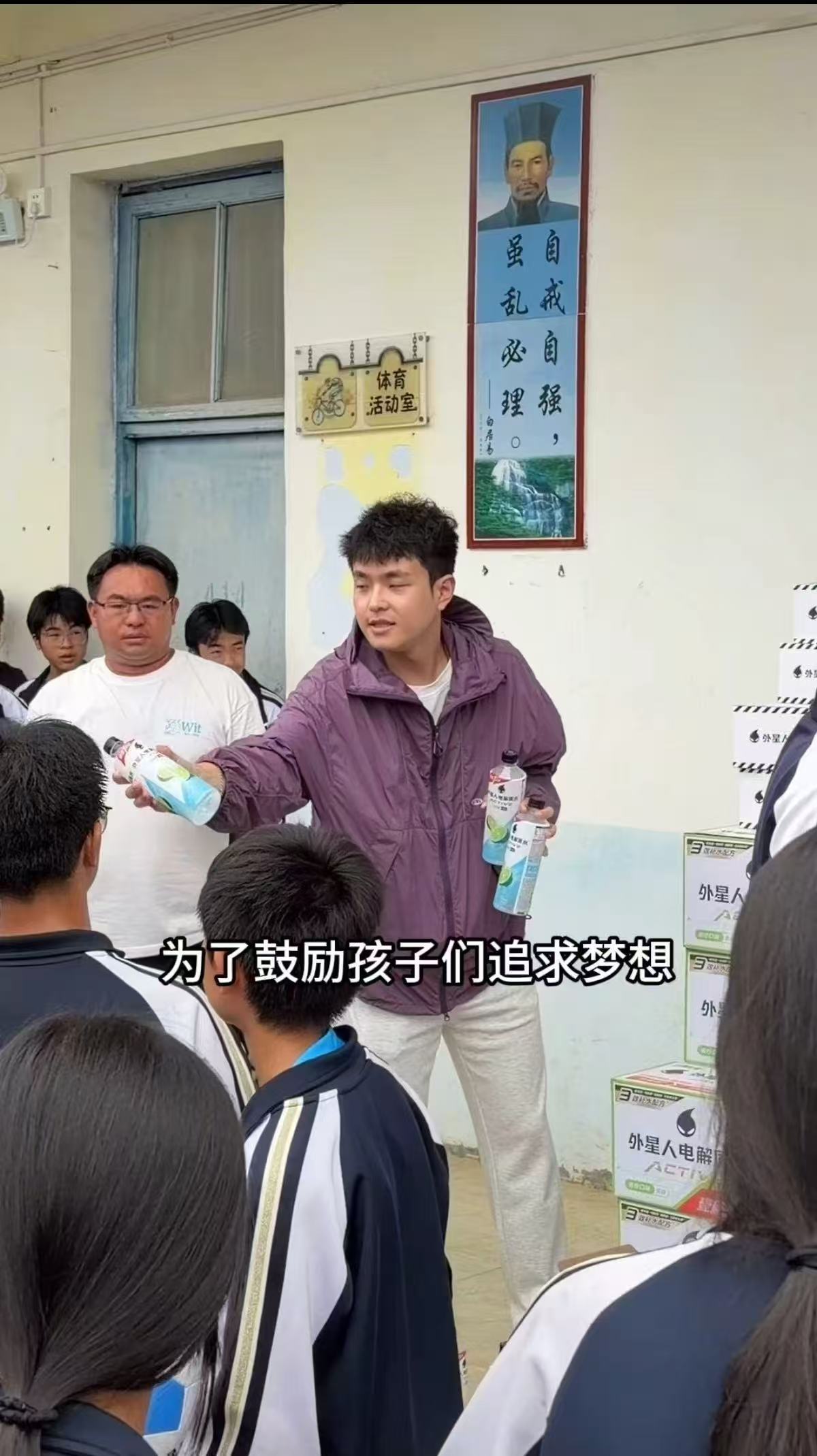 贵州玉米地足球少年火了 从玉米地自制奖杯到品牌送来专业装备，是少年热爱换来的温柔