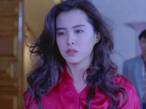#王祖贤大粉脱粉#
网传和王祖贤合照需要开美颜，不少老粉心态崩塌选择脱粉。曾经的女神滤镜碎了，大家感