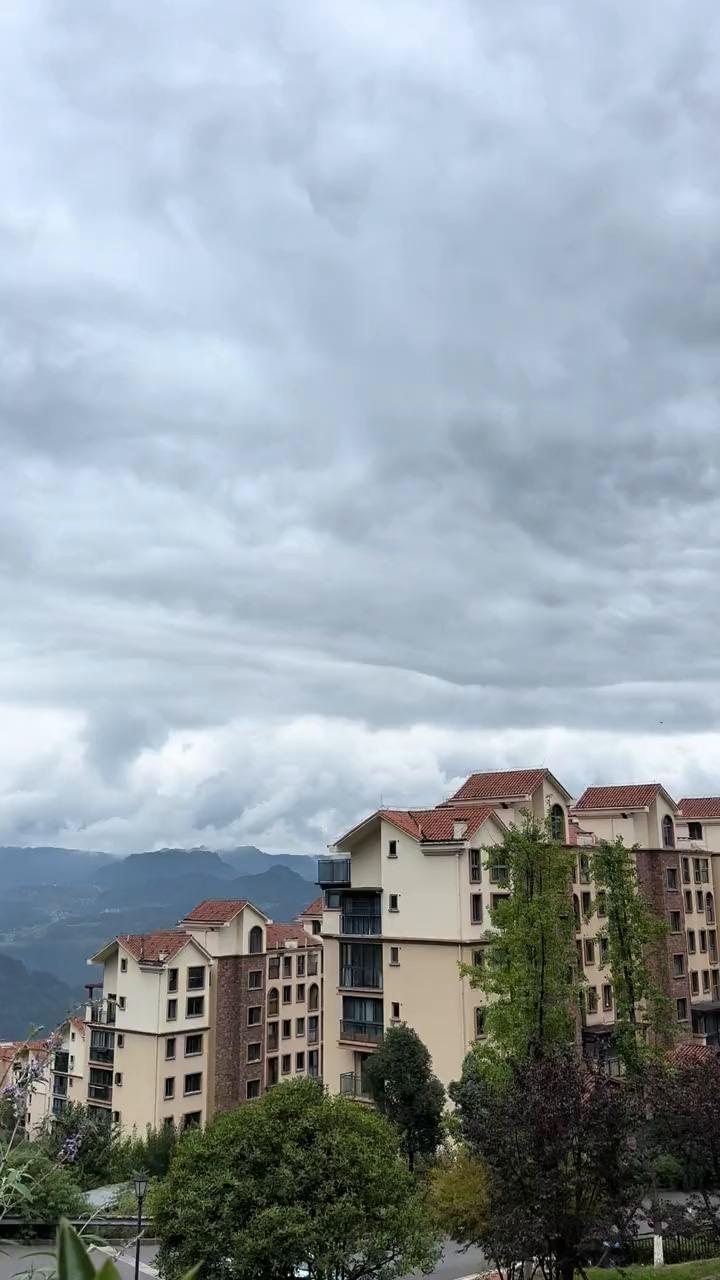 这下的景色好漂亮，对面的是个云。