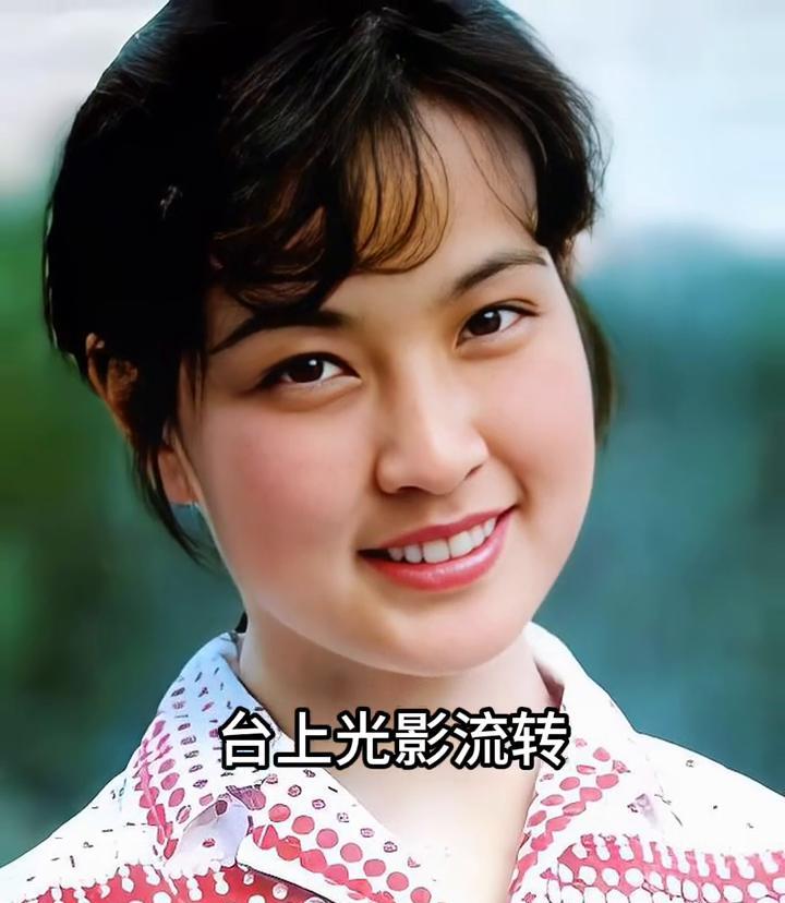 说起“荧幕第一吻”，当年可是让多少人心跳加速都不敢大喘气！
但谁能想到，就在我们