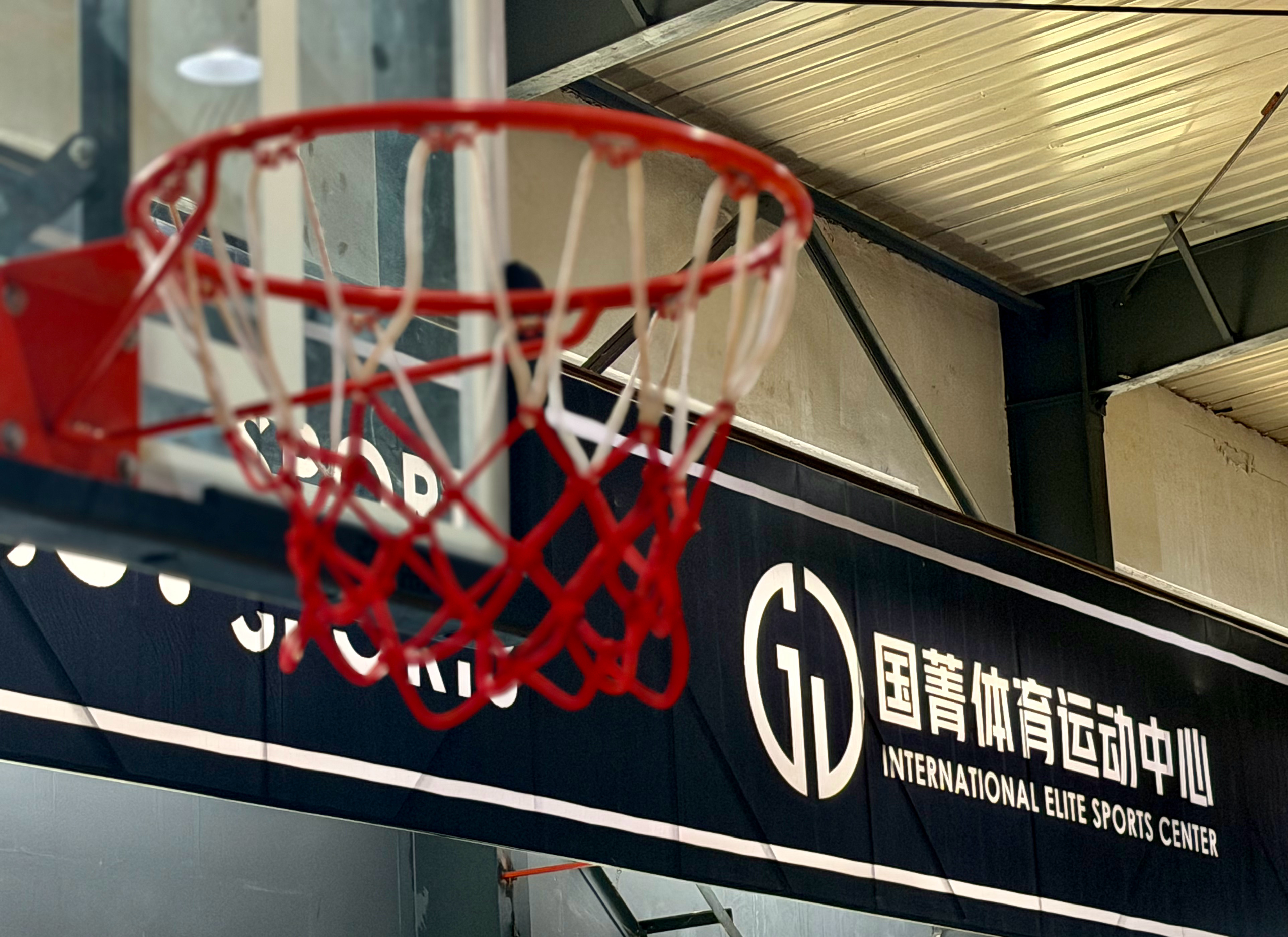 鸣哥出席国菁体育11周年庆典为小球员们颁奖并合影 沈阳·国菁体育运动中心