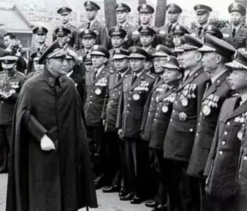 1949年蒋介石败退台湾，很多人以为是被解放军"打跑"的仓皇之举，实则不然。早在