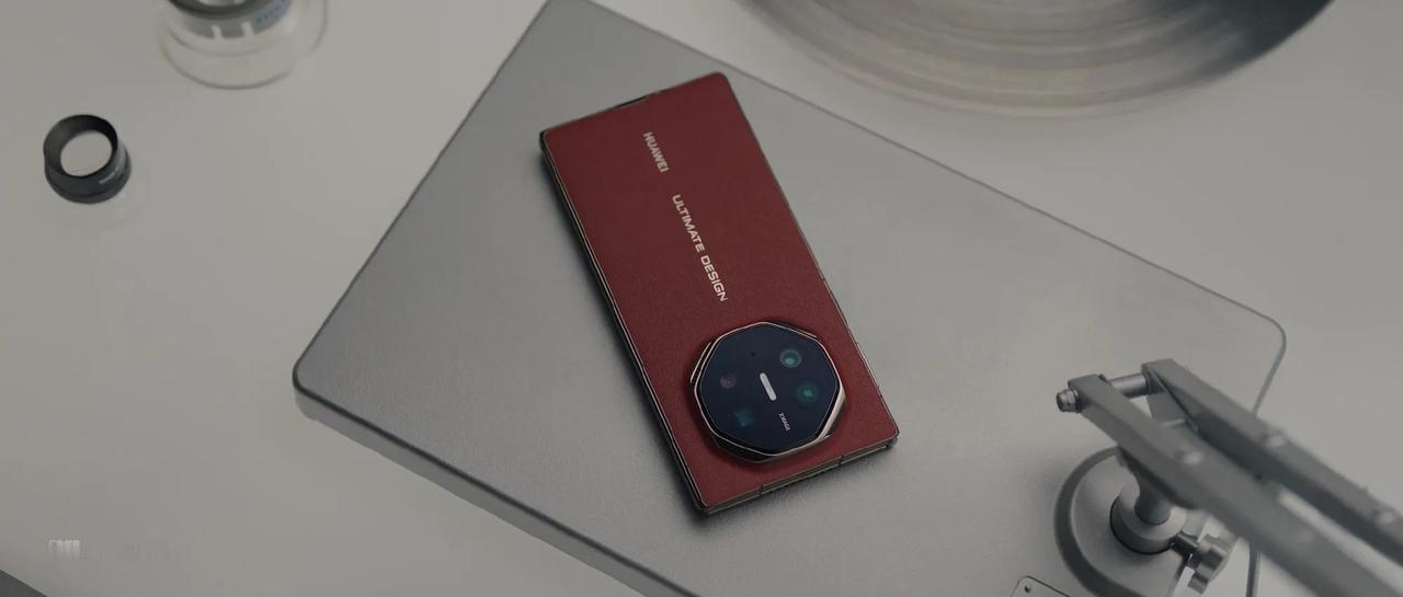 华为即将推出HUAWEI Mate XT 非凡大师系列外观正式曝光，其将采用全新