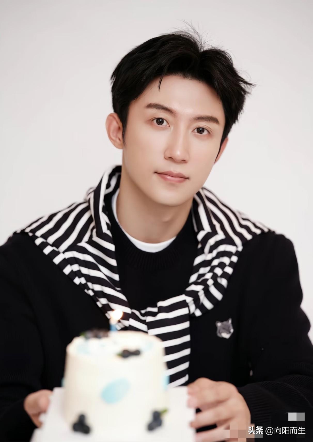 黄景瑜长得巨帅又有演技，
但是他有一个毛病，
估计这辈子很难改掉了，那就是他每次