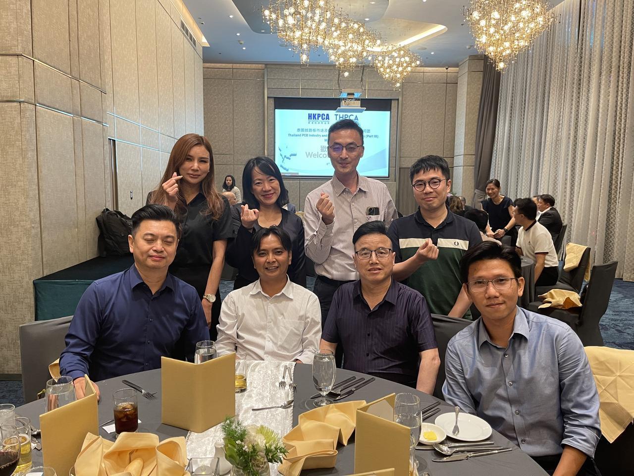 泰国🇹🇭正往印尼🇮🇩一外国女人这样着我