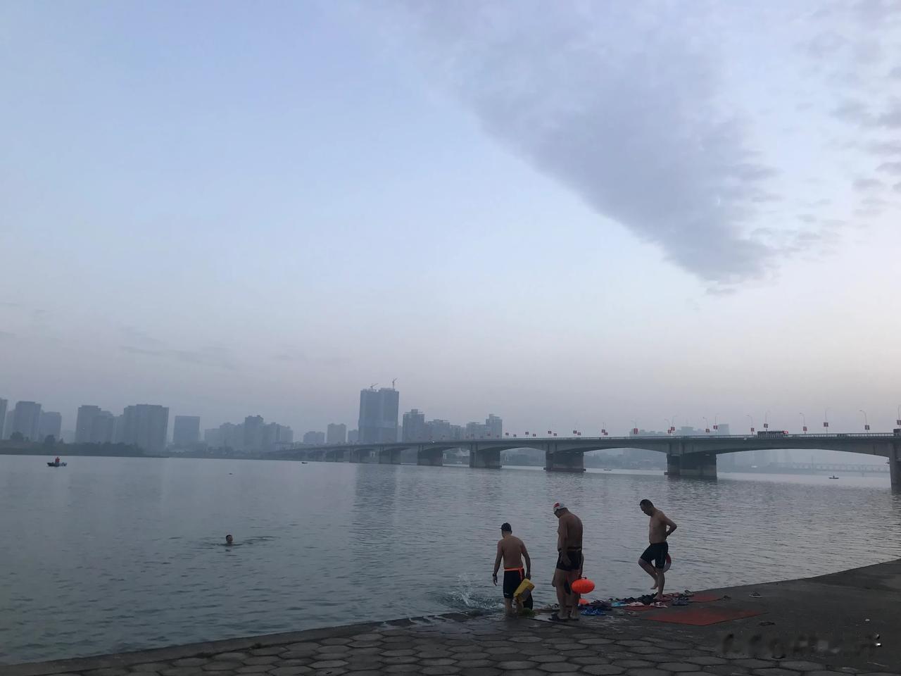 #记录秋日生活点滴# 今晨进行2024年第185次游泳🏊‍♀️，汉江边气温11